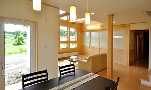 FPの家 明るいダイニングキッチン